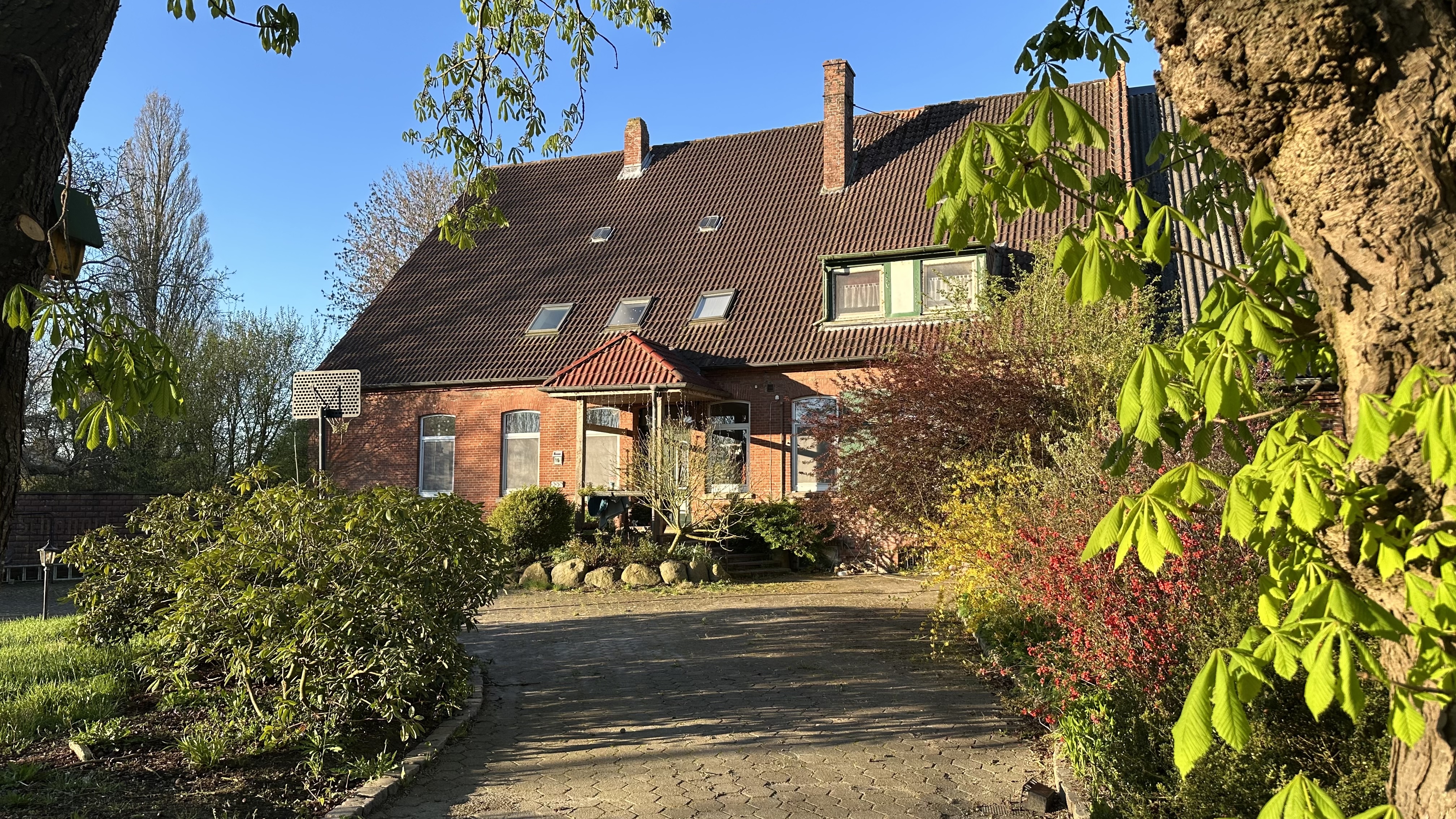 Hofgutdomäne Schönort – Haupthaus mit Garten im Frühling